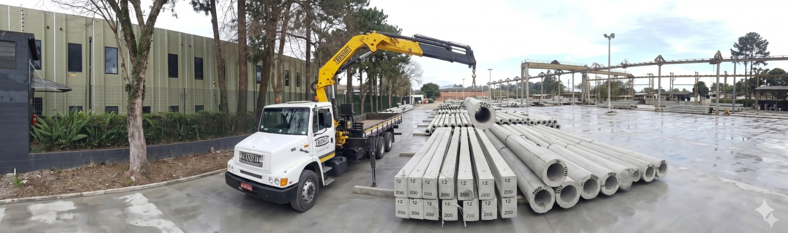 Postes de concreto instalados em vias internas de condomínio residencial em São Paulo